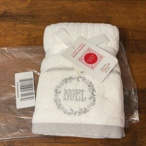 NWT Caro Home Chateau Royal NOEL & PEACE DOVE Hand Towel Set White/Silver